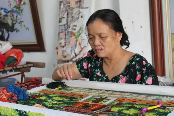 Nghệ nhân Hoàng Thị Khương bên khung thêu