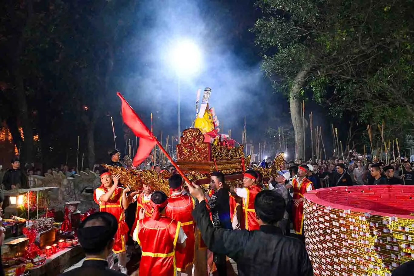 Rước kiệu tại Hội đình Văn Nội