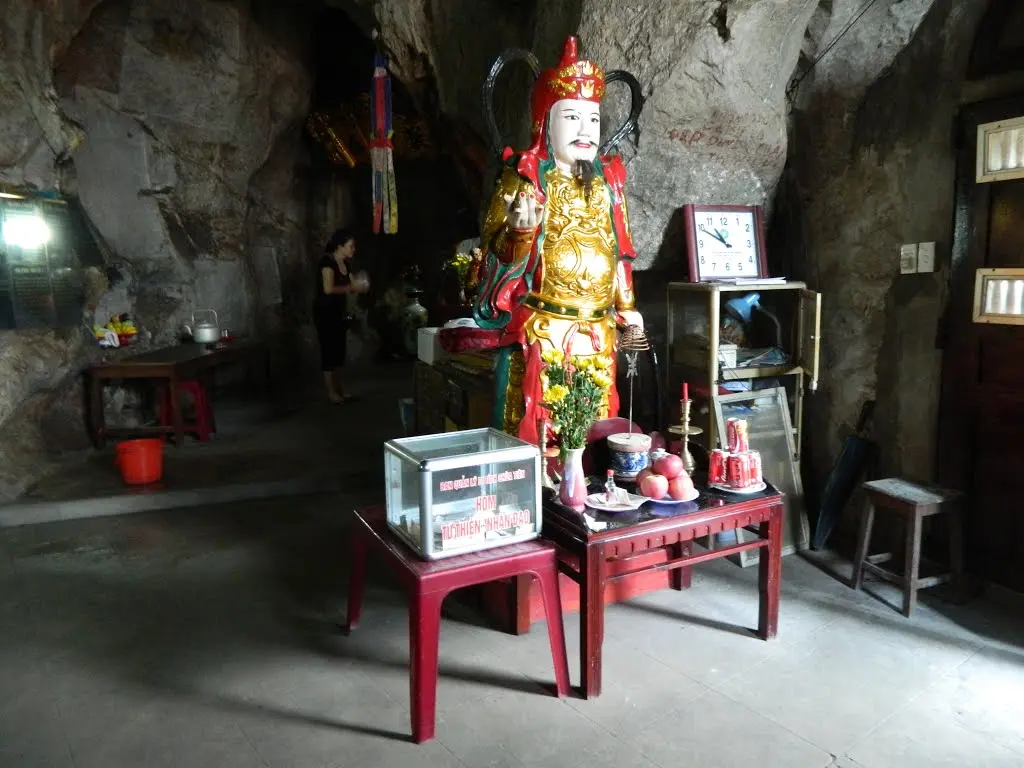 Không gian bên trong Chùa Tiên