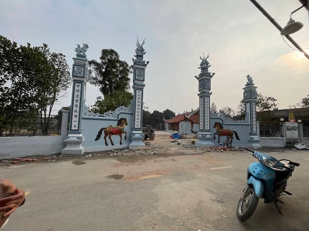 Cổng tam quan di tích Đình Yên Lạc
