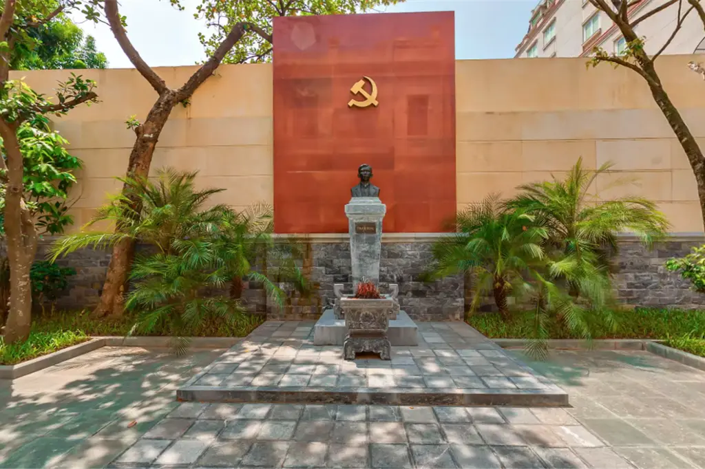 Tượng Tổng Bí thư Trần Phú tại di tích Ngôi nhà số 90 phố Hàng Bông Thợ Nhuộm