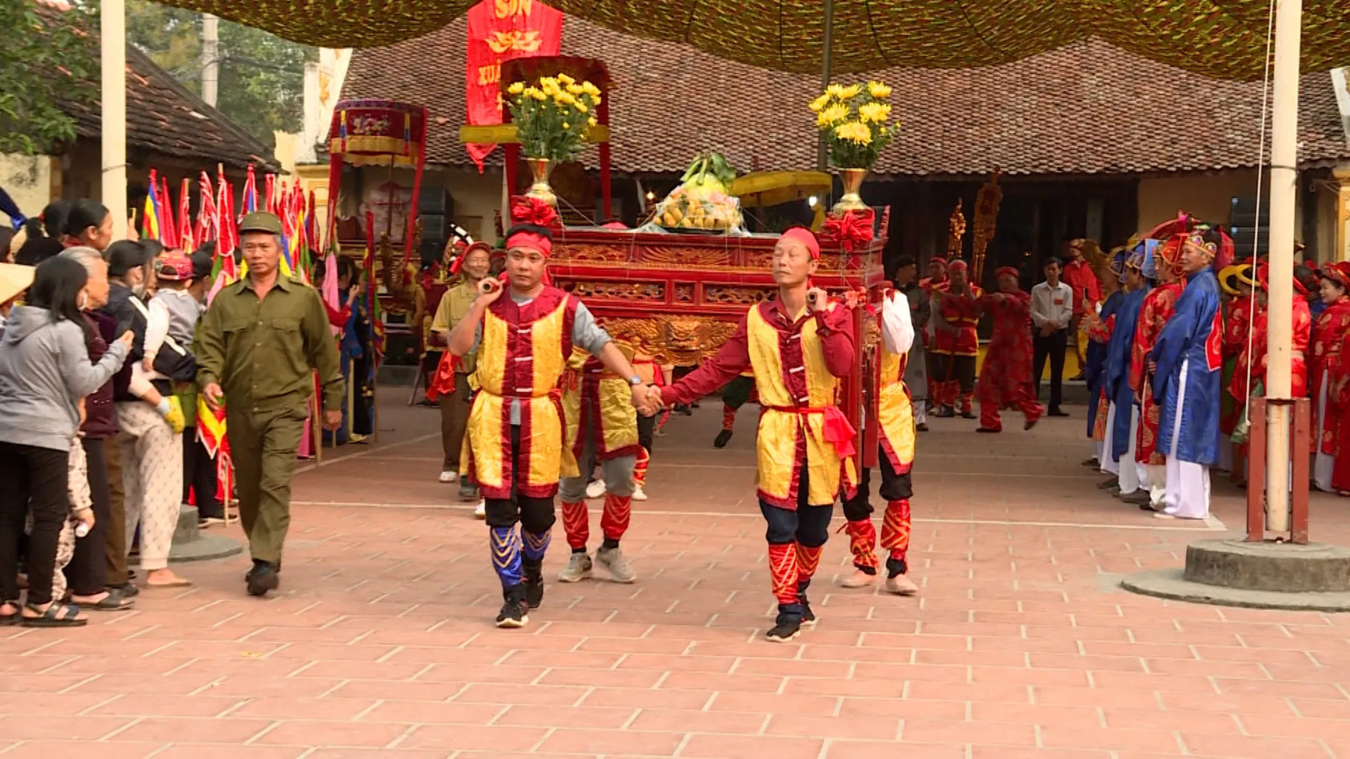 Lễ rước kiệu tại Lễ hội làng Hoàng Sơn