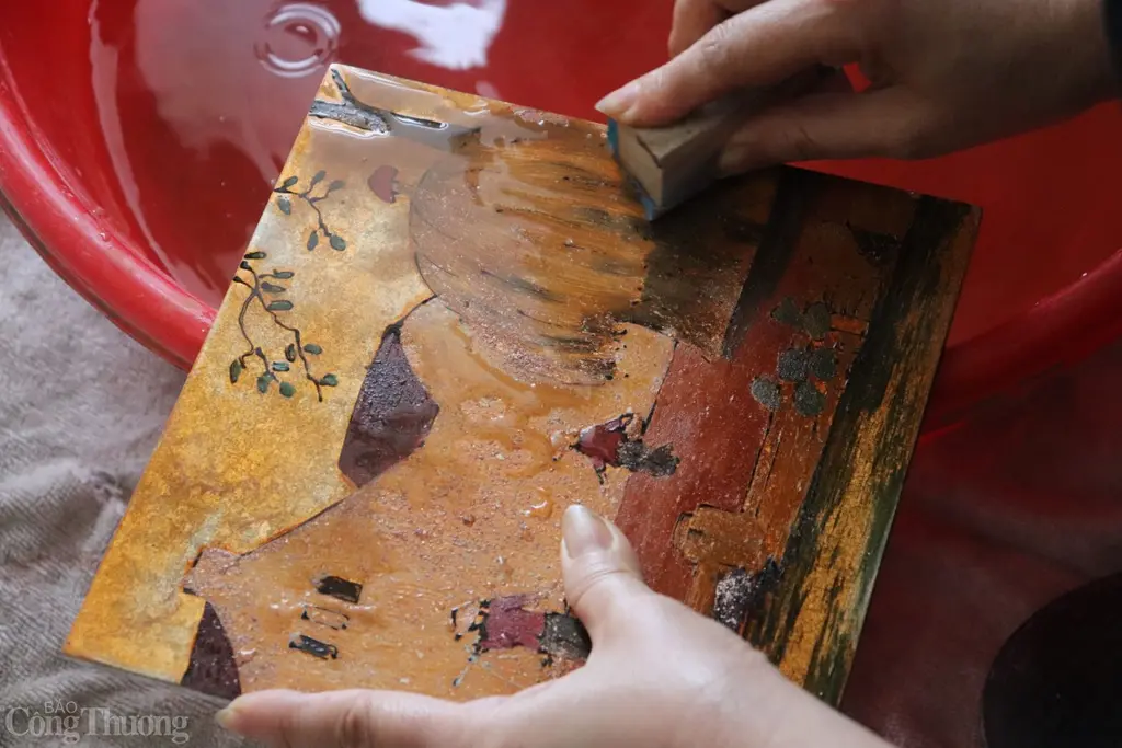 Công đoạn mài tranh Hạ Thái