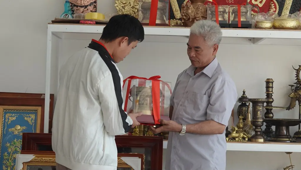 Nghệ nhân Nguyễn Bá Châu là người đã làm sống lại làng nghề đúc đồng truyền thống