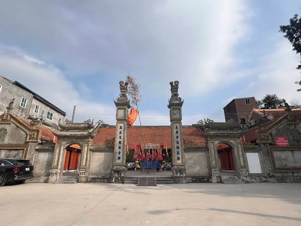 Không gian cảnh quan bên ngoài Đình Bát Tràng