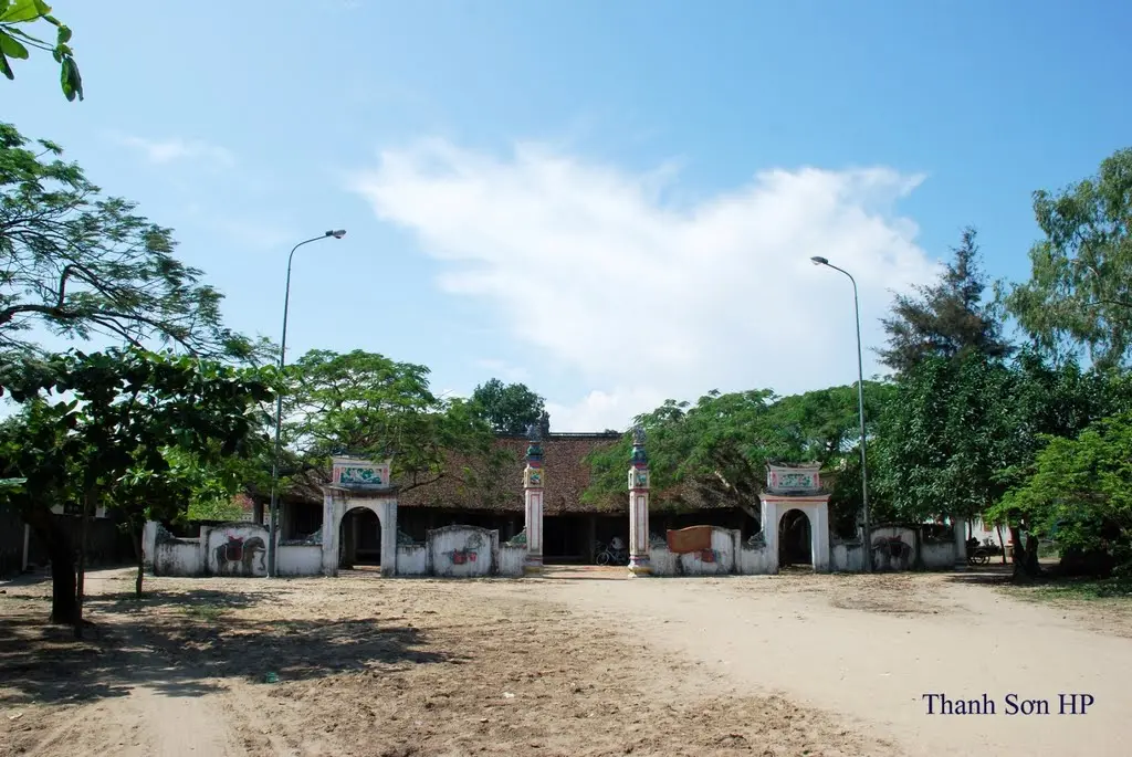 Cổng vào Đình Trà Cổ