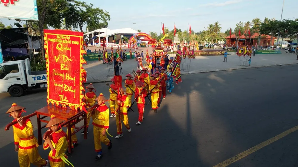 Đoàn rước tại Lễ hội kỳ yên đình Thoại Ngọc Hầu