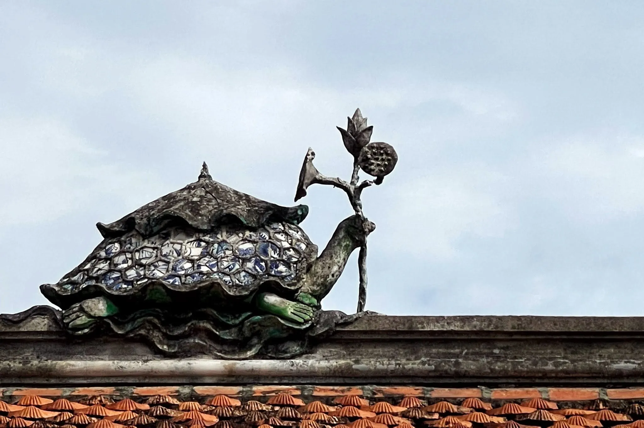 Tượng rùa gắp hoa sen trên mái chùa Trăm Gian (Vĩnh Khánh tự)