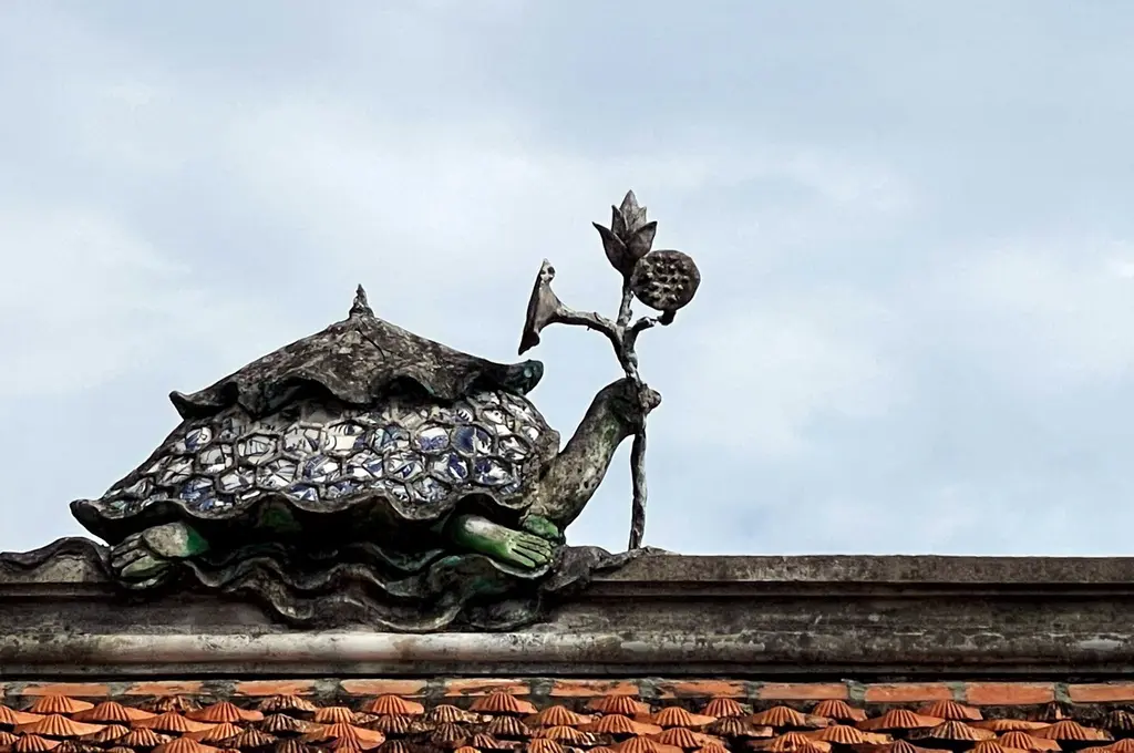 Tượng rùa gắp hoa sen trên mái chùa Trăm Gian (Vĩnh Khánh tự)