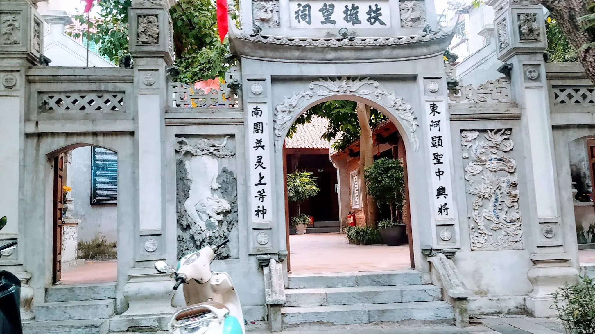 Cổng tam quan di tích Đền Phù Ủng