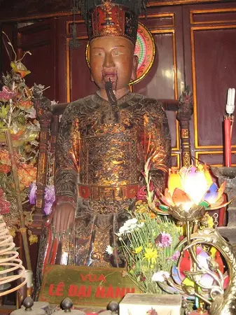 Ban thờ vua Lê Hoàn tại Đền thờ Lê Hoàn
