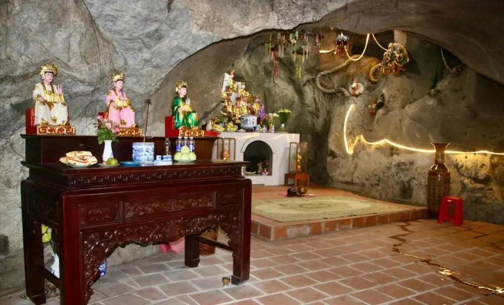 Khung cảnh bên trong Chùa Thạch Long