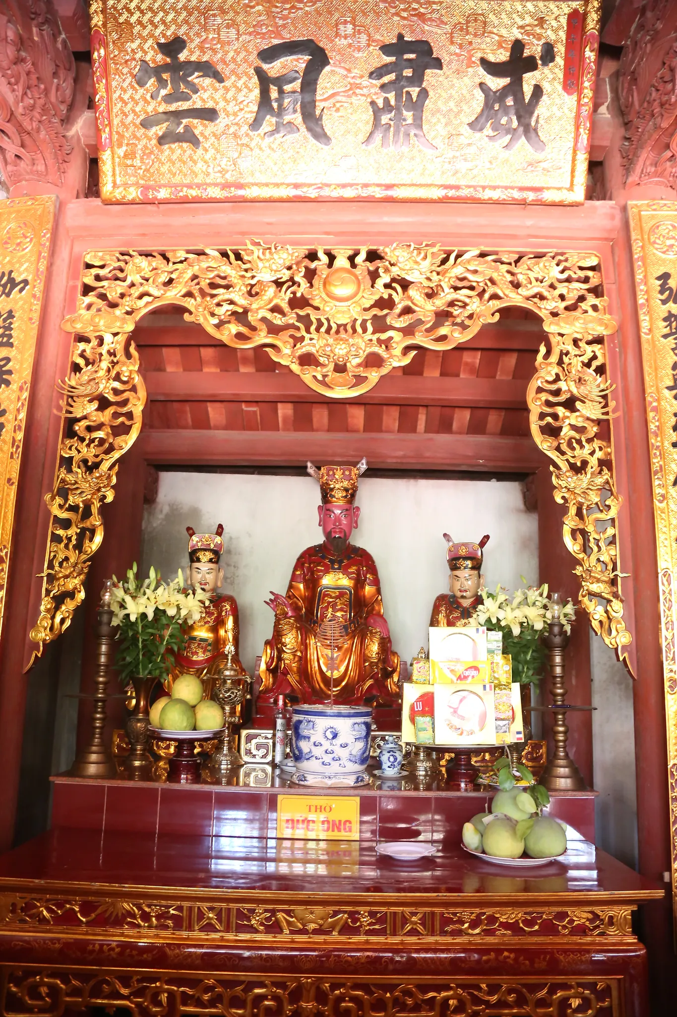 Ban thờ đức ông trong chùa Đại Bi