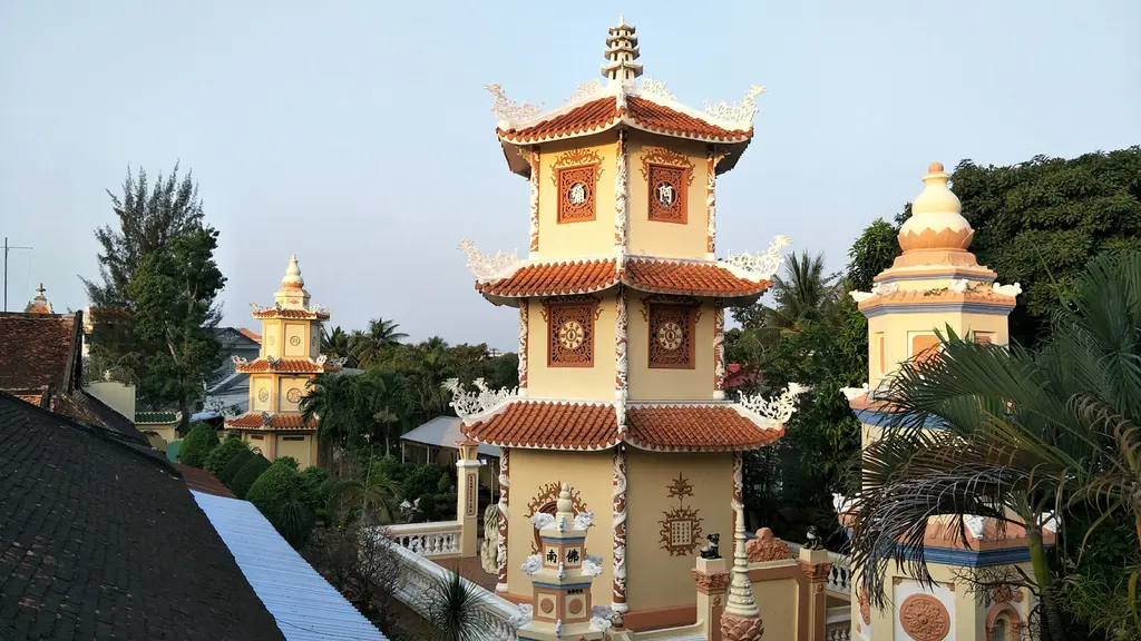 Quần thể tháp uy nghi, cổ kính tại Chùa Hội Linh