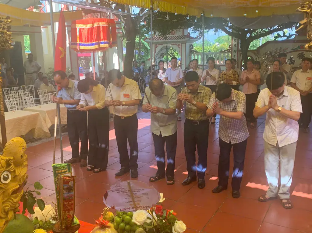 Các đồng chí lãnh đạo xã dâng hương tại Hội đền Đắc Chúng