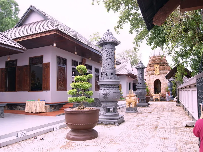 Cảnh quan Chùa Lò Gạch
