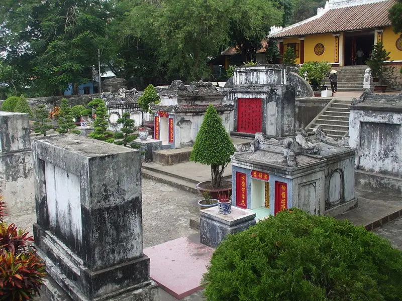 Khuôn viên Lăng Thoại Ngọc Hầu
