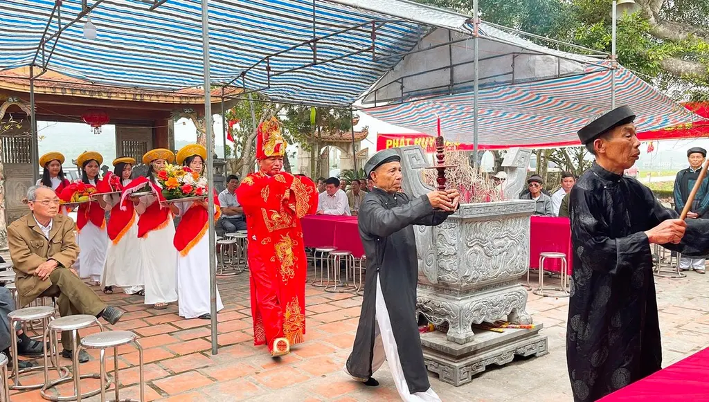 Người dân dâng hương tưởng niệm tại Lễ hội Đền Kim Lung