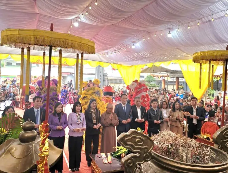 Dâng hương Lễ hội đình Trực Cát