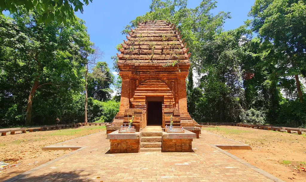 Hình ảnh chính diện Tháp Chăm Yang Prong