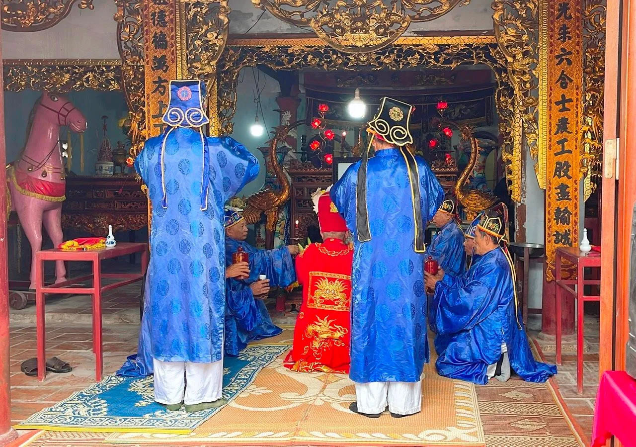 Các bô lão dâng hương tưởng niệm tại Lễ hội Đền Kim Lung