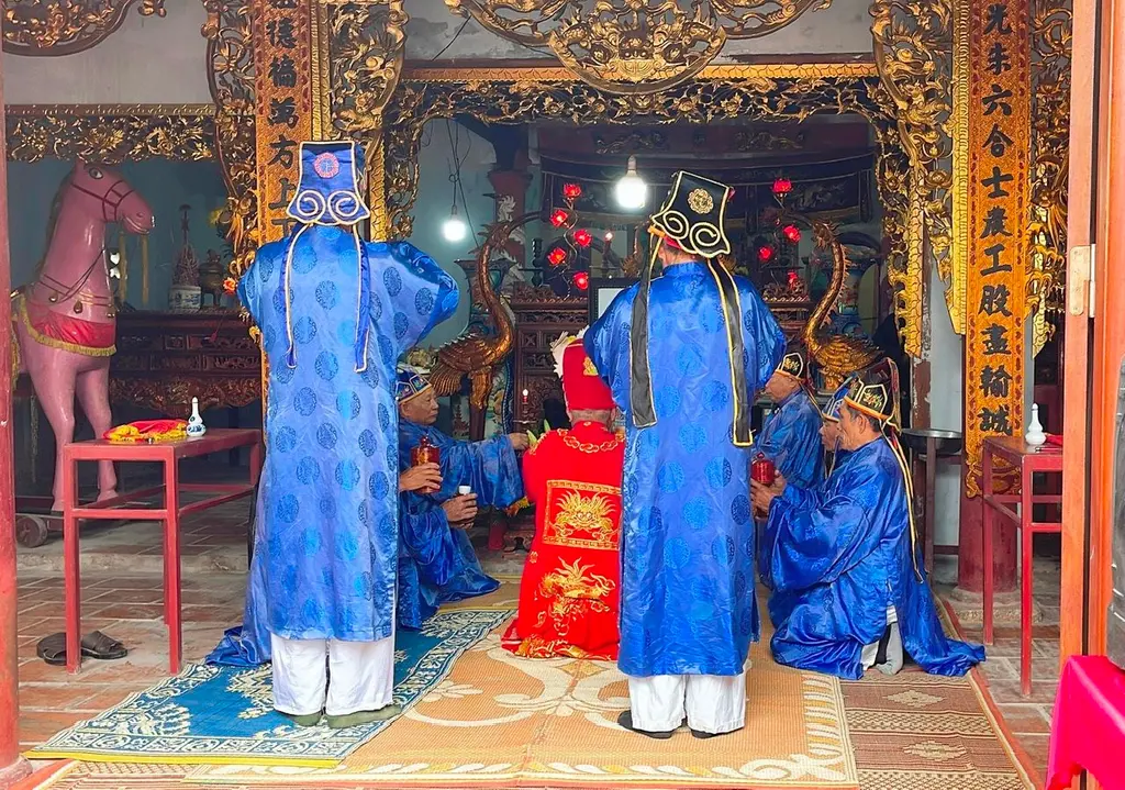 Các bô lão dâng hương tưởng niệm tại Lễ hội Đền Kim Lung