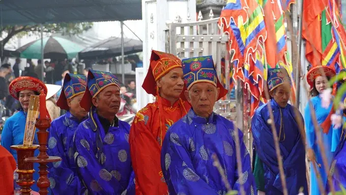 Lễ tế tại hội làng Thạc Trục được thực hiện bởi các cao niên trong làng