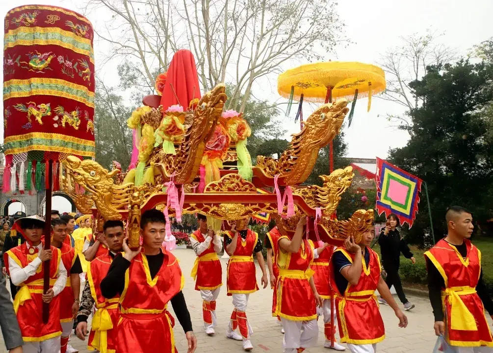 Rước kiệu Ngai Lễ hội đền Mẫu Âu Cơ