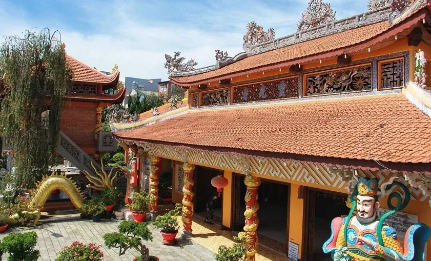 Cảnh quan Chùa Linh Quang