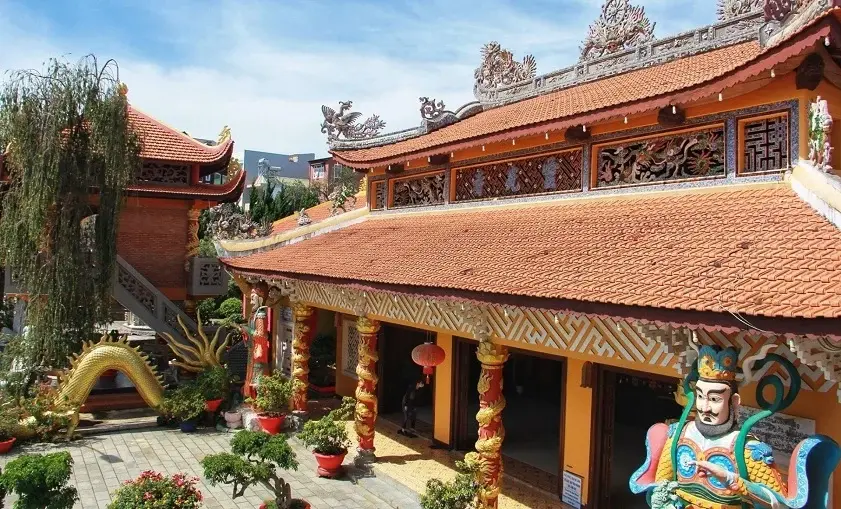 Cảnh quan Chùa Linh Quang