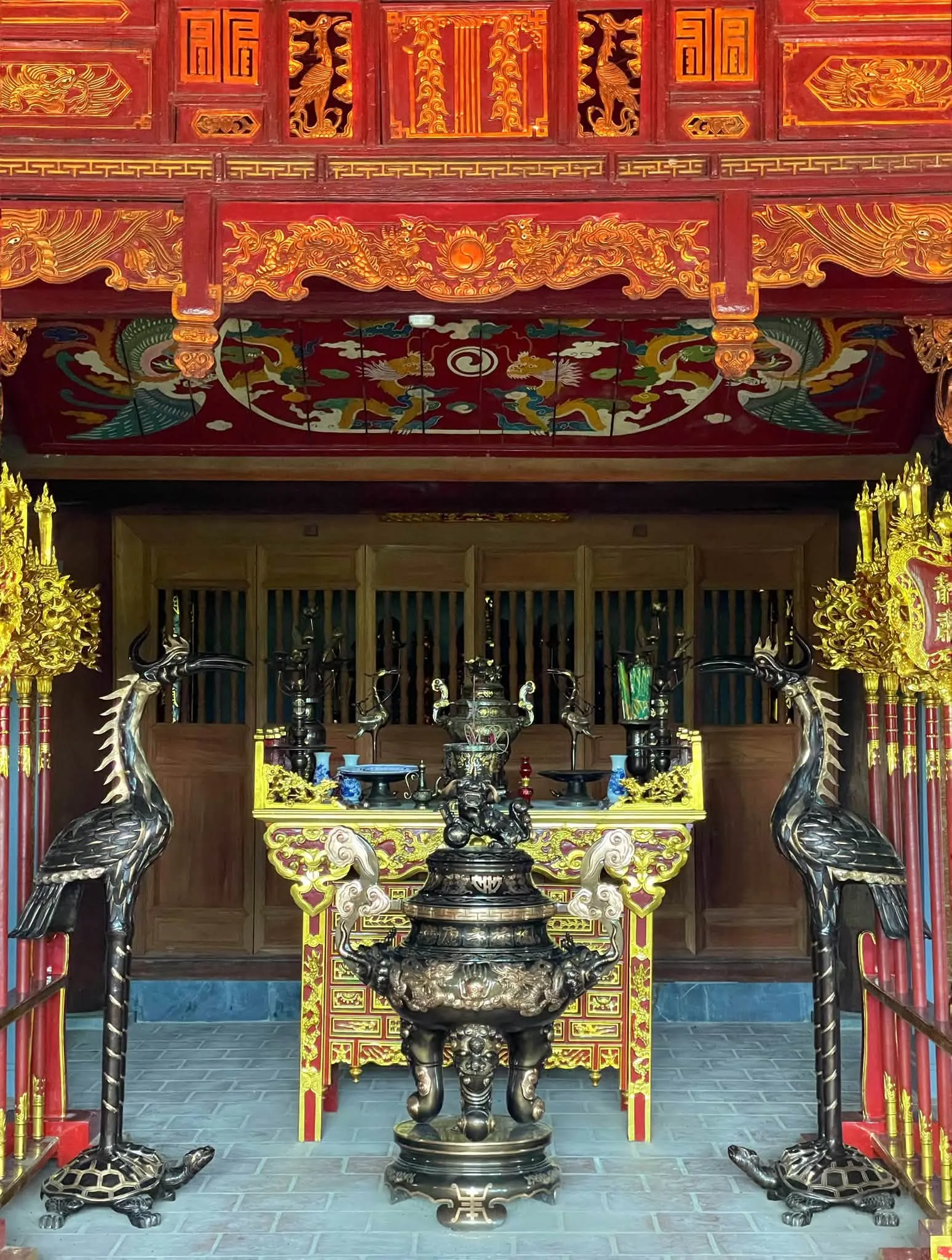 Ban thờ trong đình Hoành Sơn