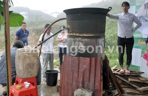 Trình diễn chưng cất rượu bằng phương pháp thủ công tại Lễ hội Liên hoan Du lịch Mẫu Sơn.