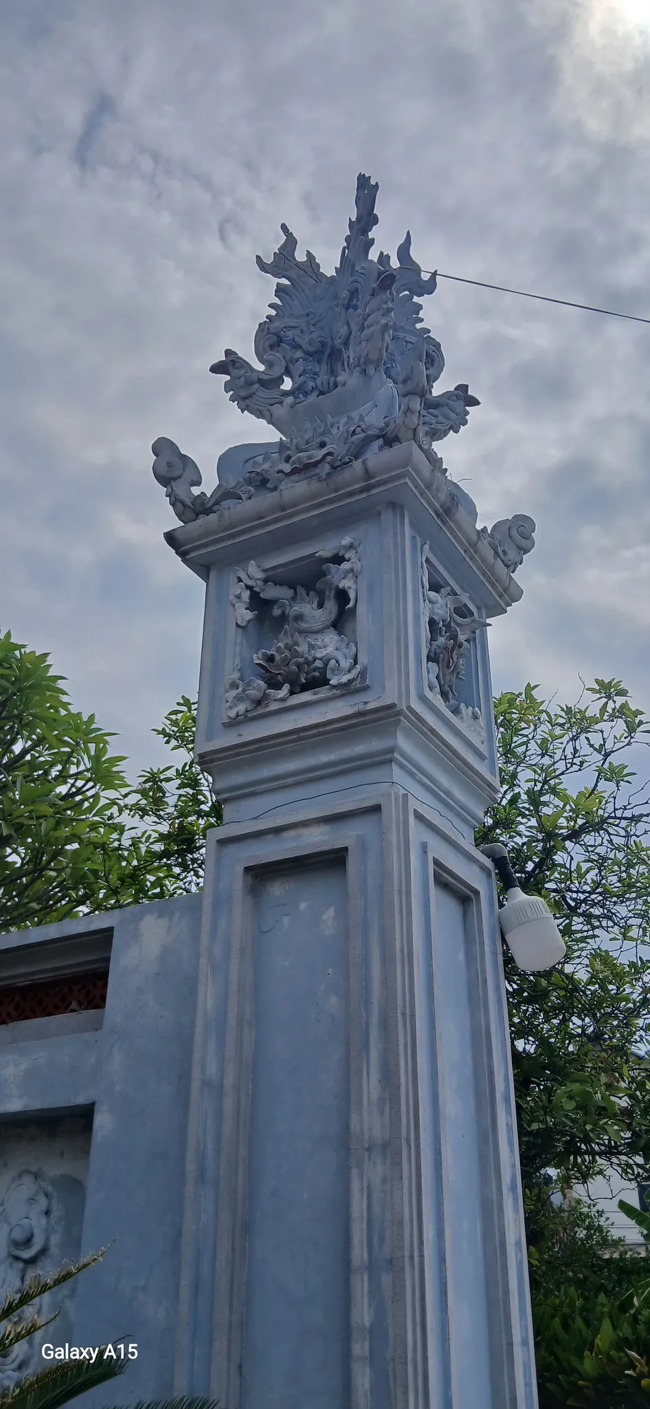 Trên cột trụ biểu cổng chùa làng Phương Bản