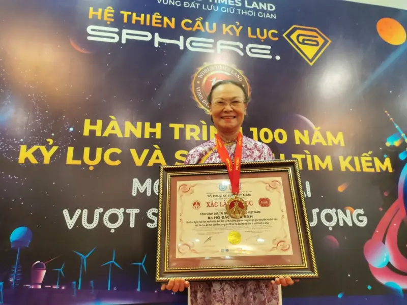 Bà nhận bằng xác lập Kỷ lục Việt Nam do Tổ chức Kỷ lục Việt Nam (VietKings)