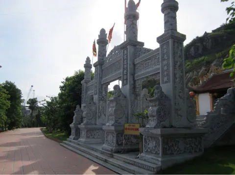 Cổng Quần Thể Di Tích - Danh Thắng Tràng Kênh