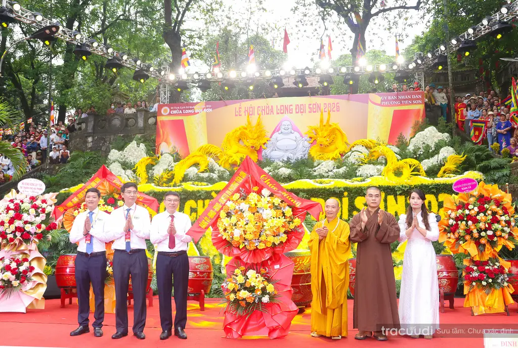 Tặng hoa chúc mừng Lễ hội Đọi Sơn