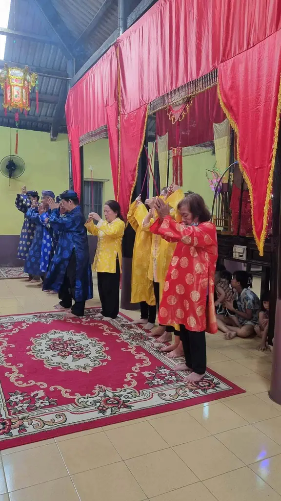 Lễ dâng hương tại  Lễ hội Miễu Bà Thất Vị Nương Nương
