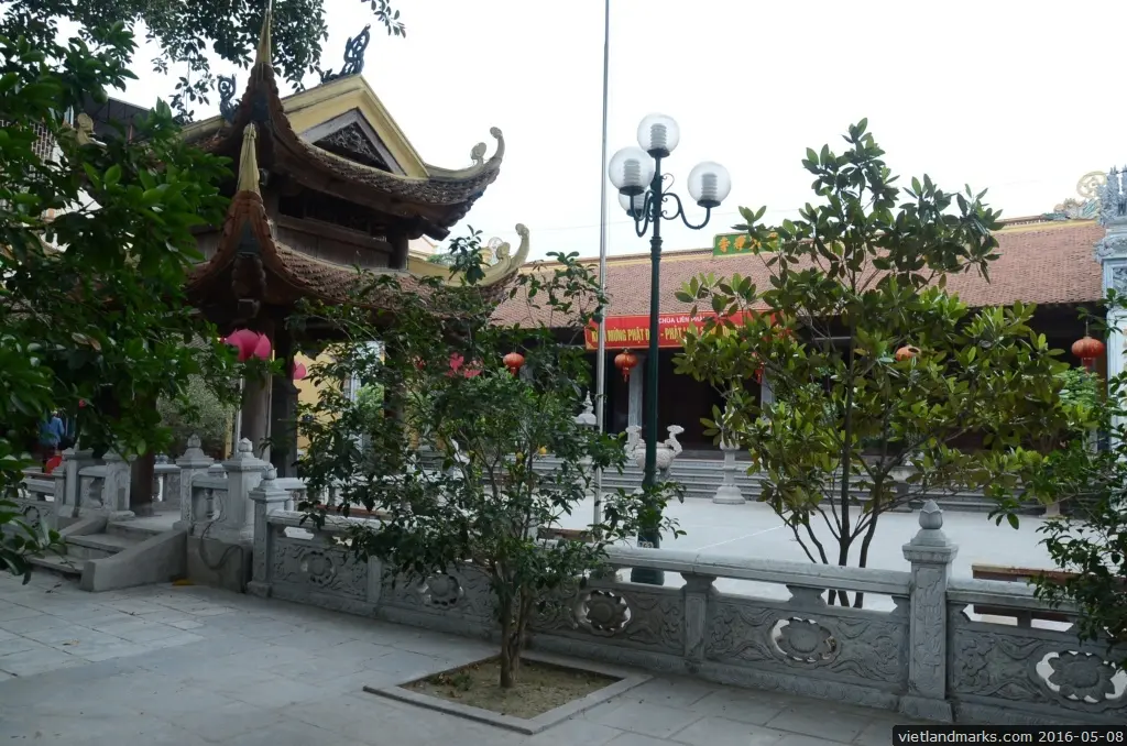 Khuôn viên Chùa Liên Phái