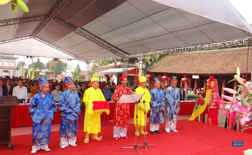 Đọc văn tế Khổng Tử và các vị đại khoa người Việt tại Lễ hội Văn Miếu Mao Điền