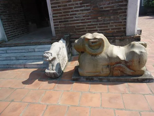 Tượng bò thần Nandin tại Chùa Dâu