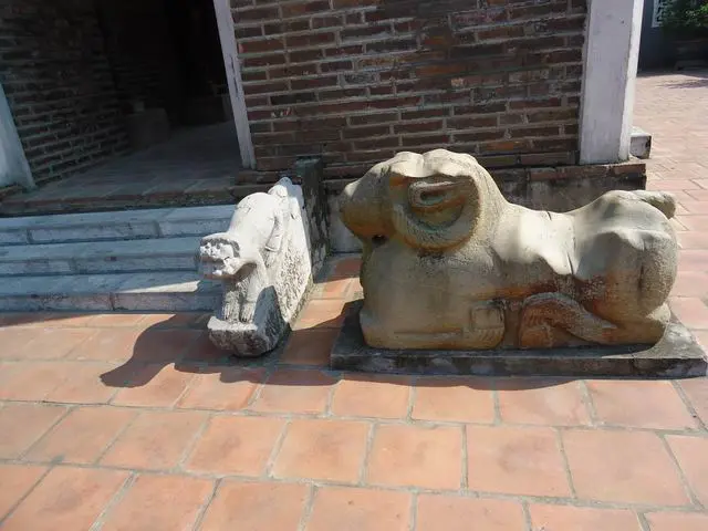 Tượng bò thần Nandin tại Chùa Dâu