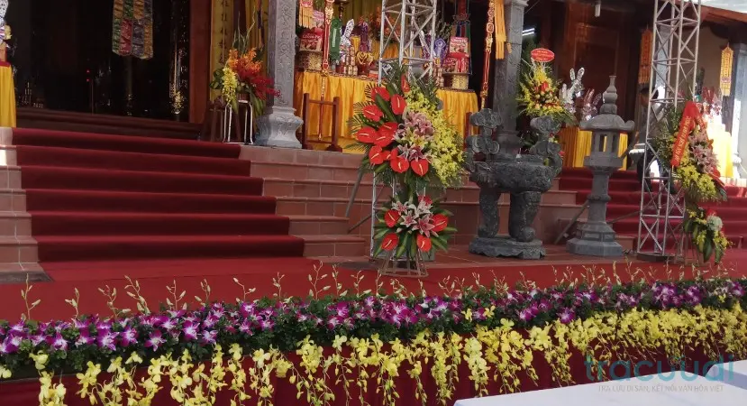 Lối lên chính điện Chùa Tiên Linh