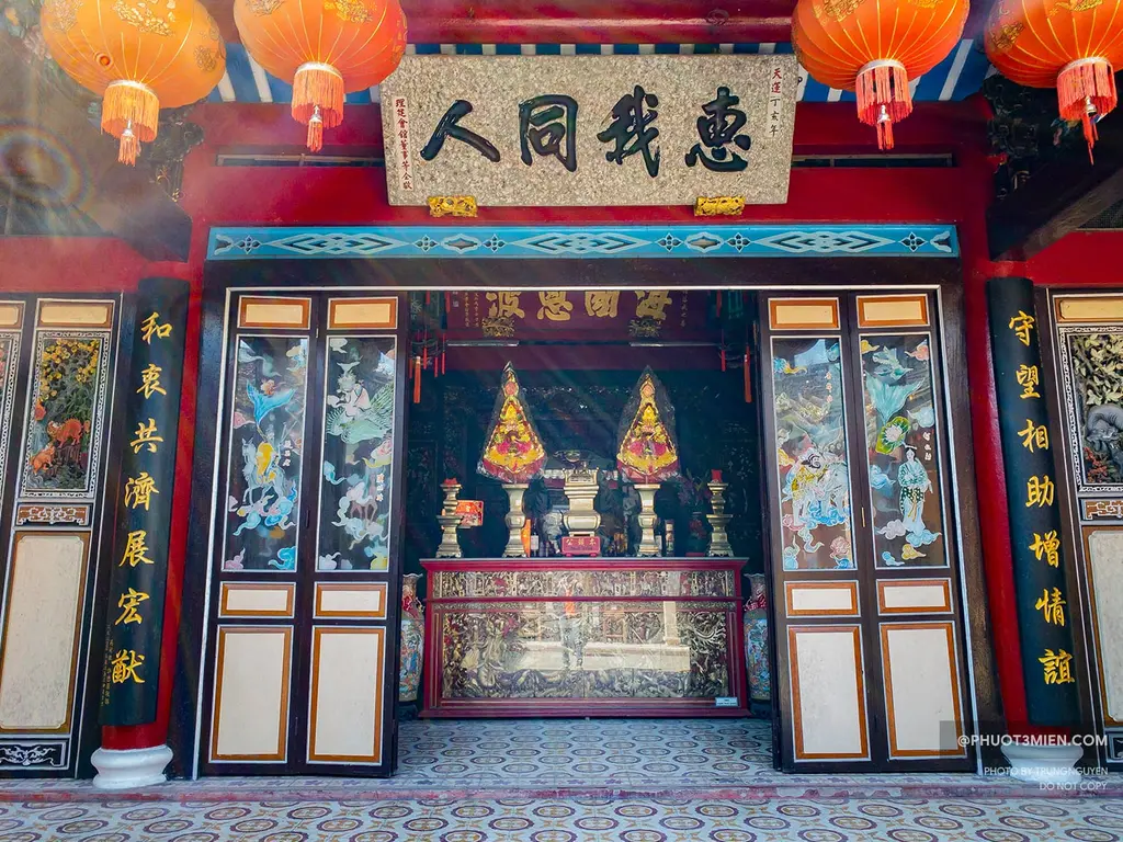 Phía trước gian thờ