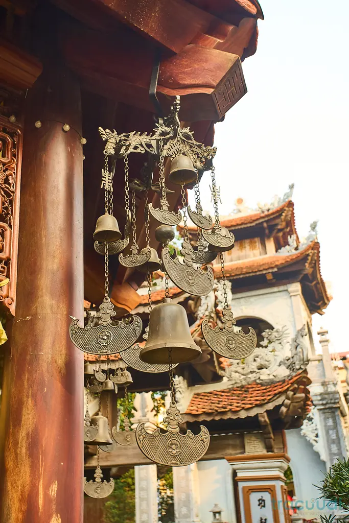 Chuông gió trong di tích Chùa Hưng Long (Chùa Ngâu)