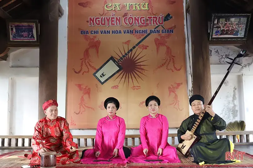 Hình ảnh nghệ nhân Dương Thị Xanh đang trình diễn