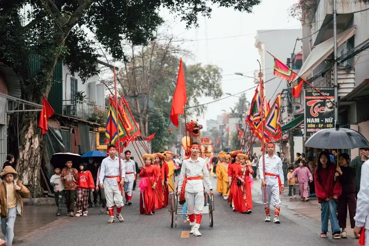 Đoàn rước cờ thánh thành hoàng làng đẫn đầu đoàn rước tại Hội đình Phù Lưu Tế