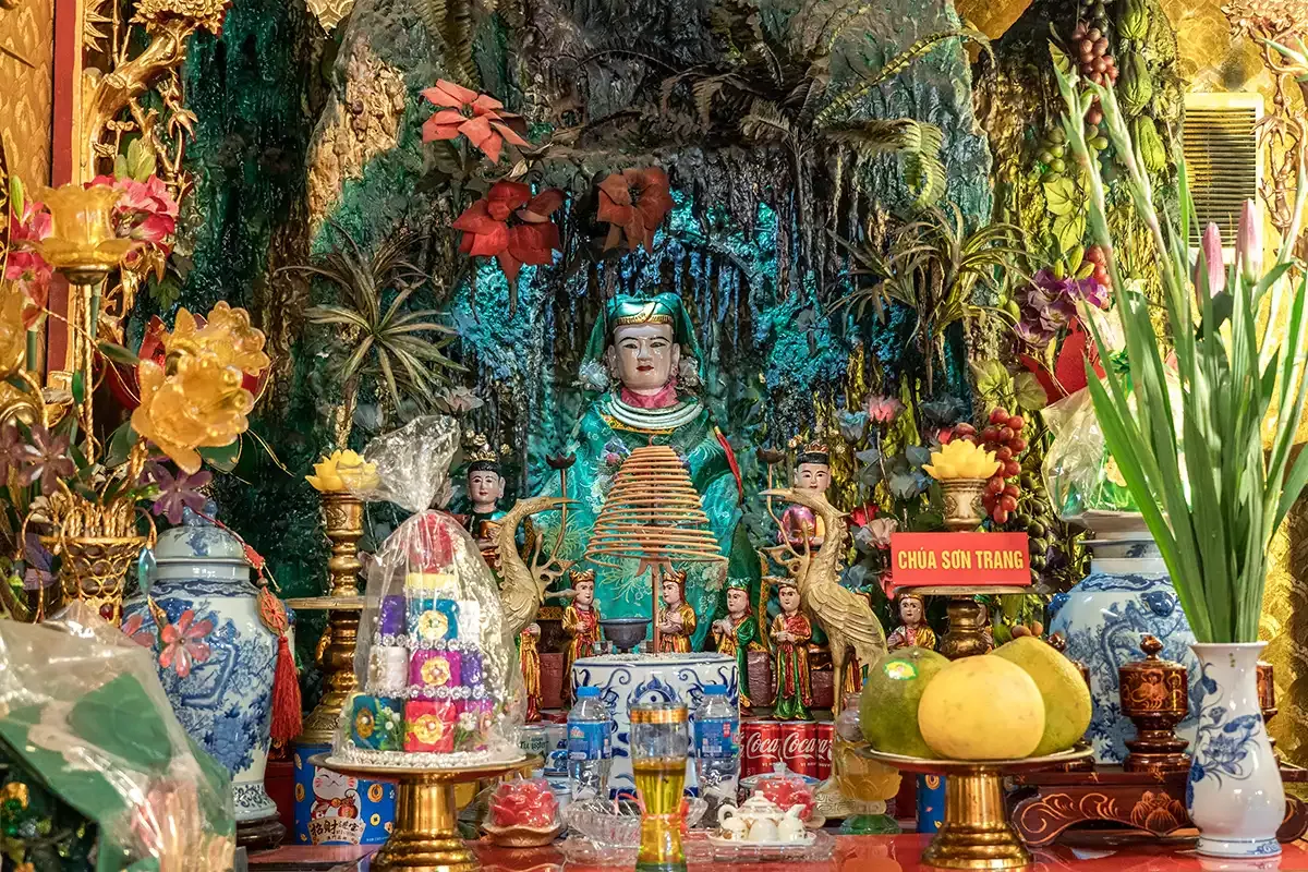 Cảnh quan bên trong Miếu Hai Bà Trưng