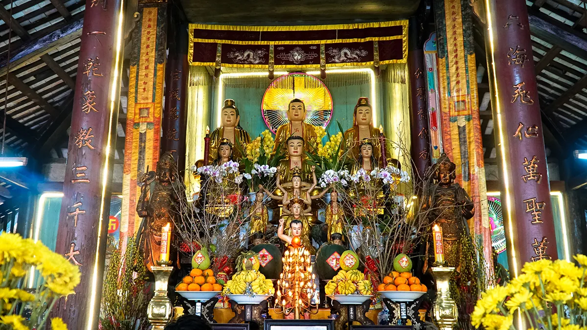 Ban thờ bên trong Chùa Phước Hưng