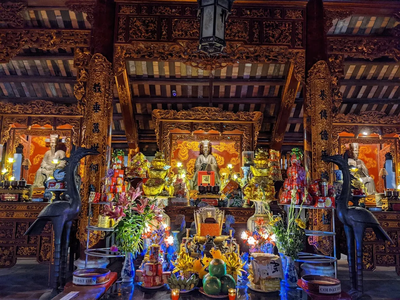 Ban thờ bên trong Văn Miếu Mao Điền