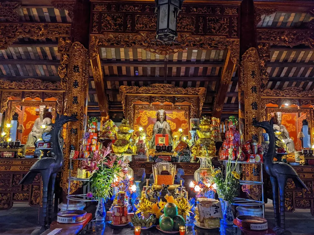 Ban thờ bên trong Văn Miếu Mao Điền